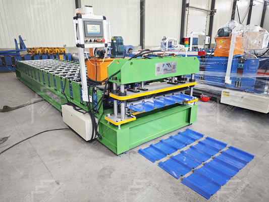 8-15 m/min Geschwindigkeit Dachblechformmaschine 3 kW Hydraulikkraft und PLC-Steuerung