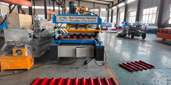 Kompakte Rollenformmaschine für Dachbleche mit 8-15 m/min Formgeschwindigkeit und hydraulischem Schneiden