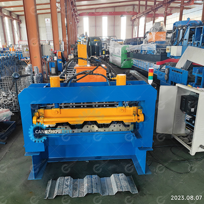 Hydrauische Schneidmaschine zur Herstellung von Deckplatten und Bodenrollen