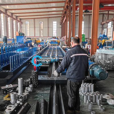 Stahldicke 4 mm Eisen Schnellwechsel 2&amp;3 Wellen Crash Barrier Roll Forming Machine