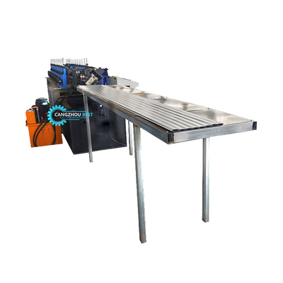 Hydraulische Schneid- und Stanzmaschine für die Herstellung von Rollen