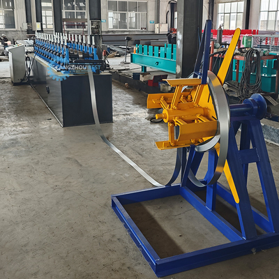 Hydraulische Schneid- und Stanzmaschine für die Herstellung von Rollen