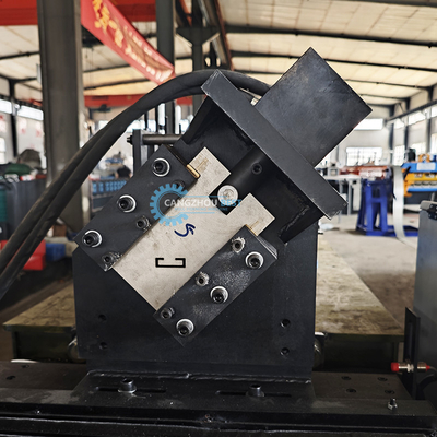 Hydraulische Schneid- und Stanzmaschine für die Herstellung von Rollen