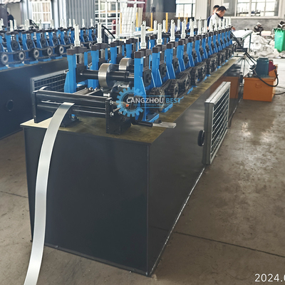 Hydraulische Schneid- und Stanzmaschine für die Herstellung von Rollen
