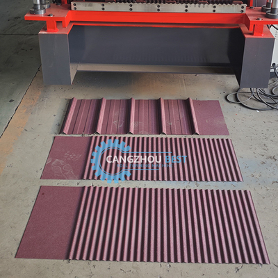 0.25-0.6mm Materialdicke 5,5×1,4×1,5m Doppelschichtformmaschine 8-12m/min Formgeschwindigkeit