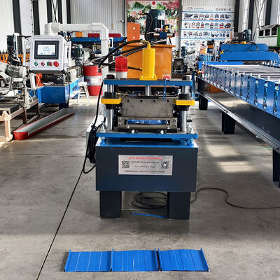 Selbstsichernde Rollformmaschine für Dachpaneele