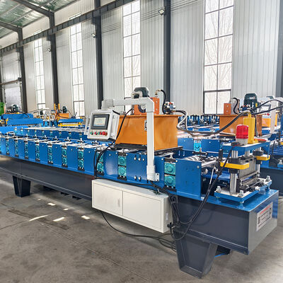 Selbstsichernde Rollformmaschine für Dachpaneele