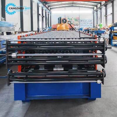 Platzsparende Dreischicht-Rollformmaschine für farbige Stahlfliesen